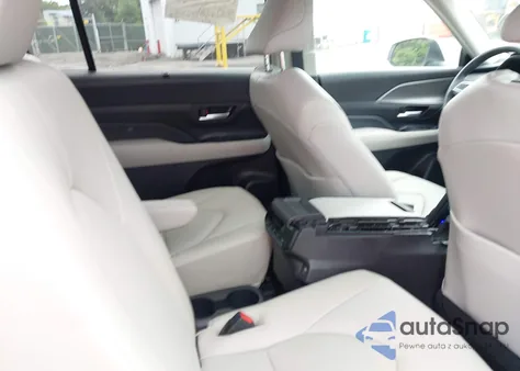 2024 Toyota Grand Highlander Hybrid Xle z USA, uszkodzony, nr VIN 5TDACAB54RS026637